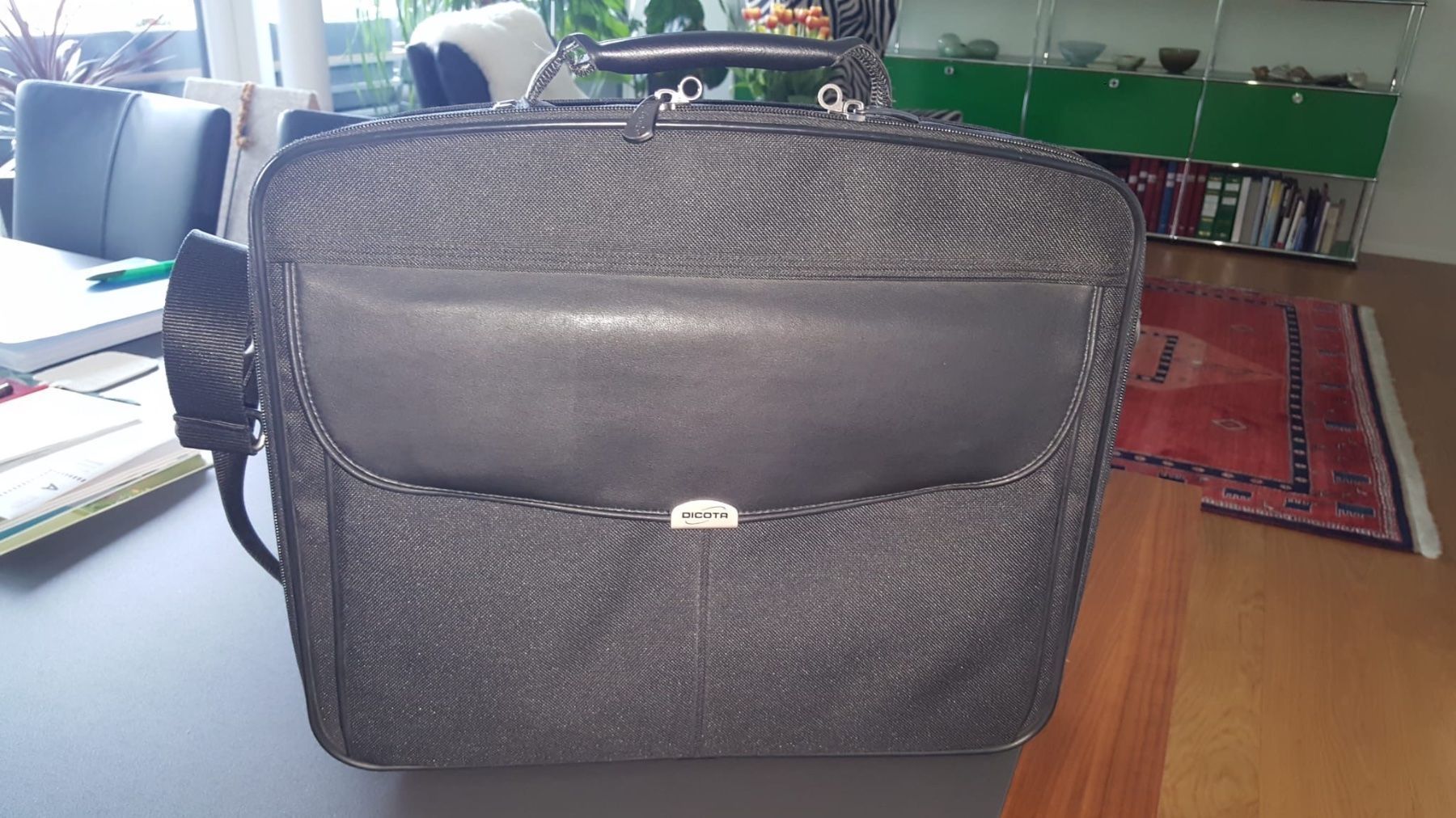 Valigie & Borse: Dicota Laptop Tasche schwarz Material: Kunststoff Coretex – Usato da Weggis venduto da Goldengel5