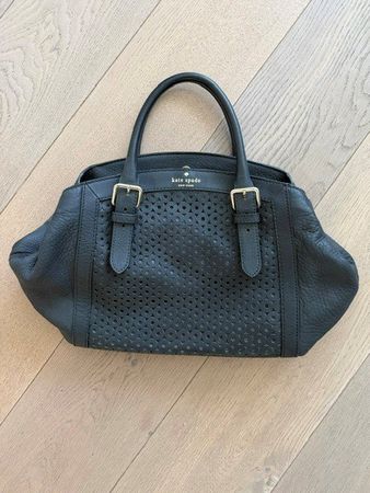 Kate Spade Ledertasche schwarz gelocht