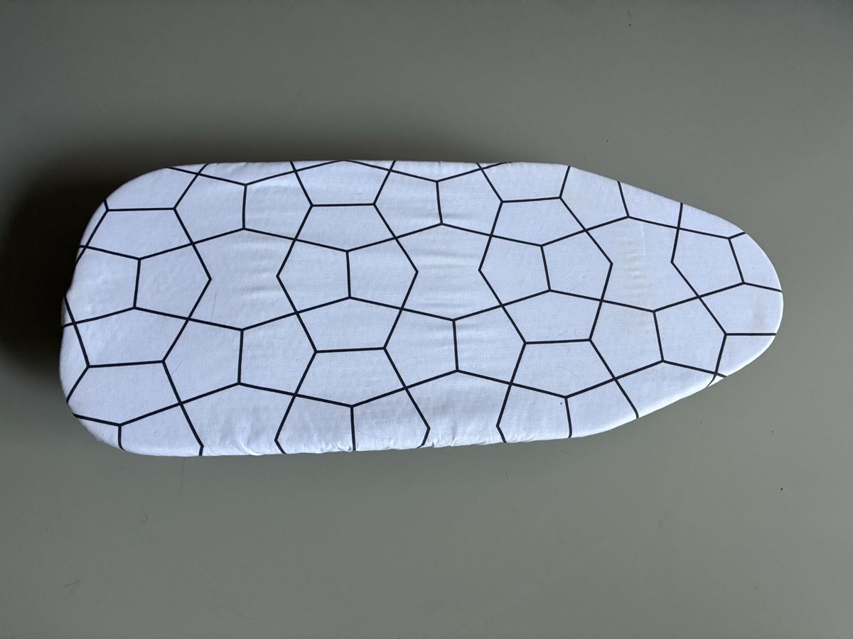 Ikea Assi da stiro: Ikea Ironing board (table) white with pattern 74cm – Usato da Zürich venduto da and_bbr2 3