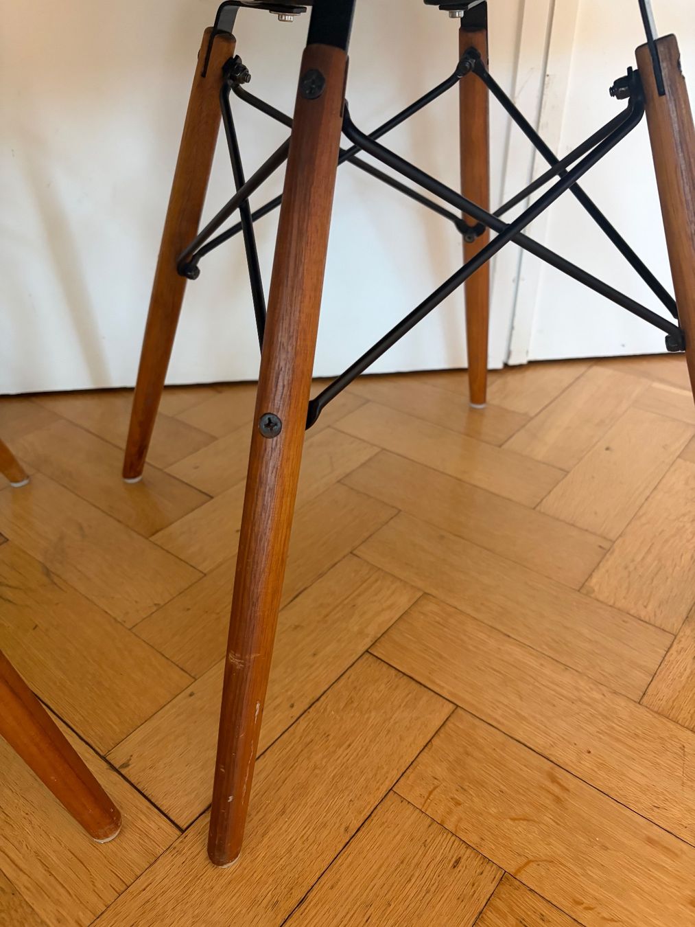 Sedie: 3 Eames Fiberglass Chairs inkl. einer Schale – Usato da Zollikon venduto da aegerten01 2