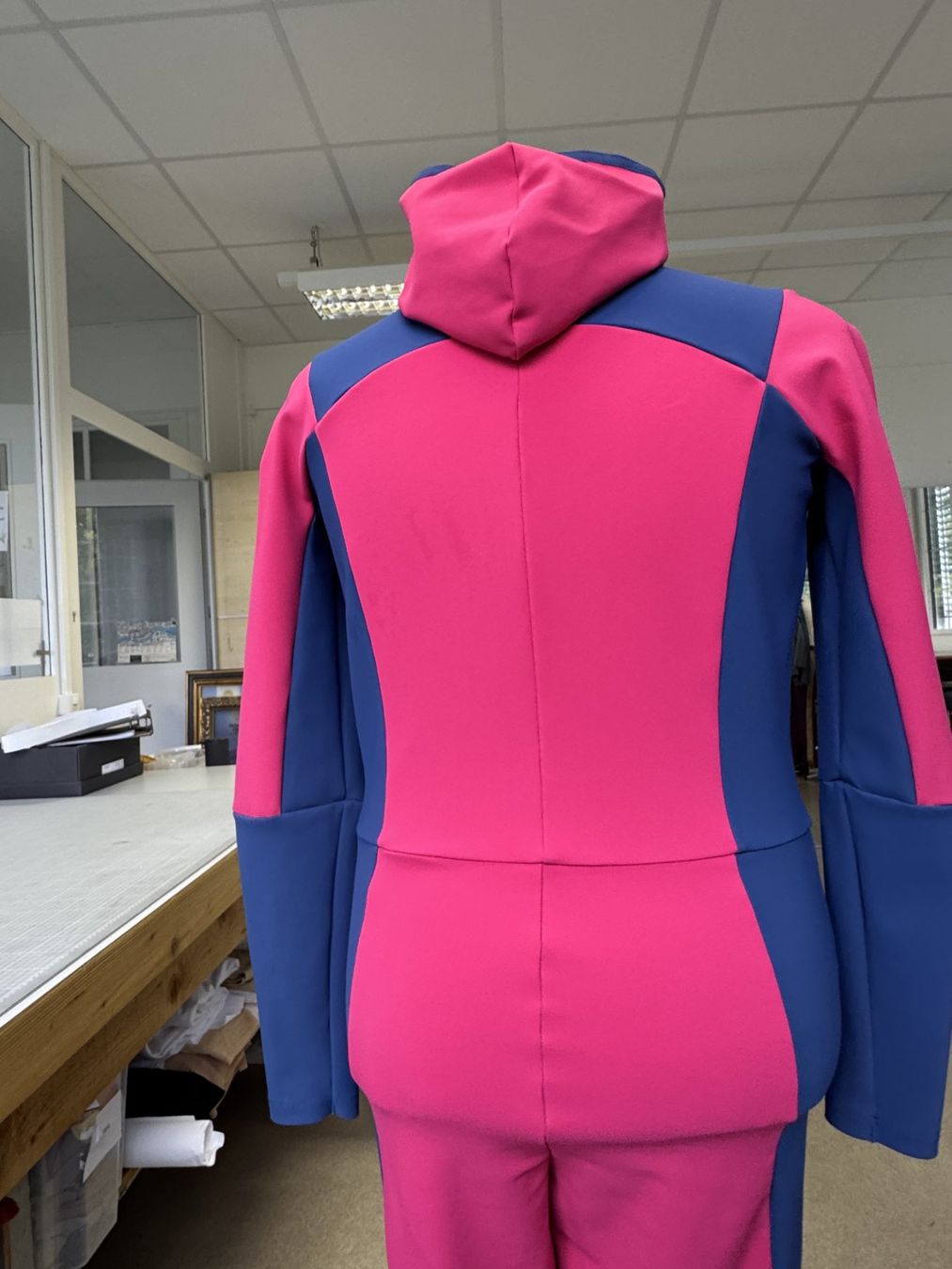Jumpsuits: Pink-Blauer Neoprenanzug mit Kapuze – Gebraucht aus Thun von Thunerseespiele_FBM 2