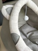 Kuscheliges Katzenbett/Hundebett mit Spielzeug, Grau
