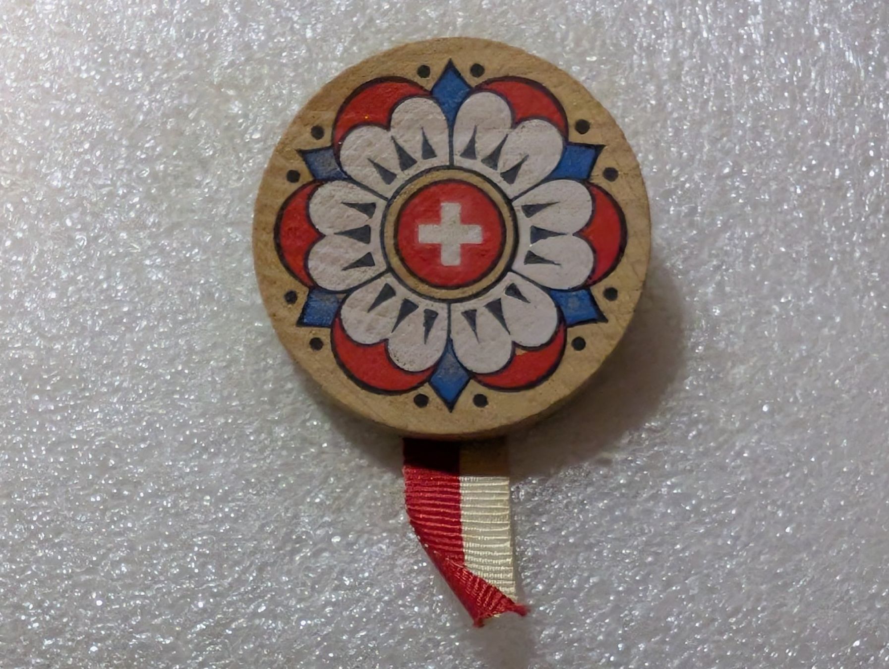 Placchette & Badge: Ansteckpin aus Holz 178: Schweiz – Usato da Oppligen venduto da Pin-Fall-Shop