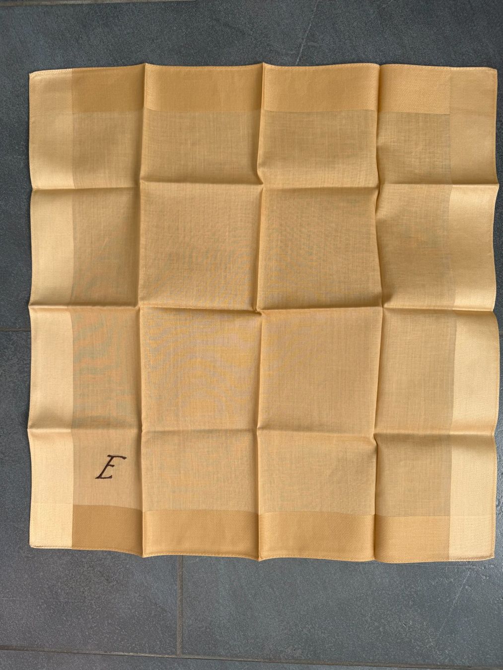 Sonstige Kleidung & Accessoires: Taschentuch  monogrammiert E   neuwertig – Gebraucht aus Subingen von Etageren