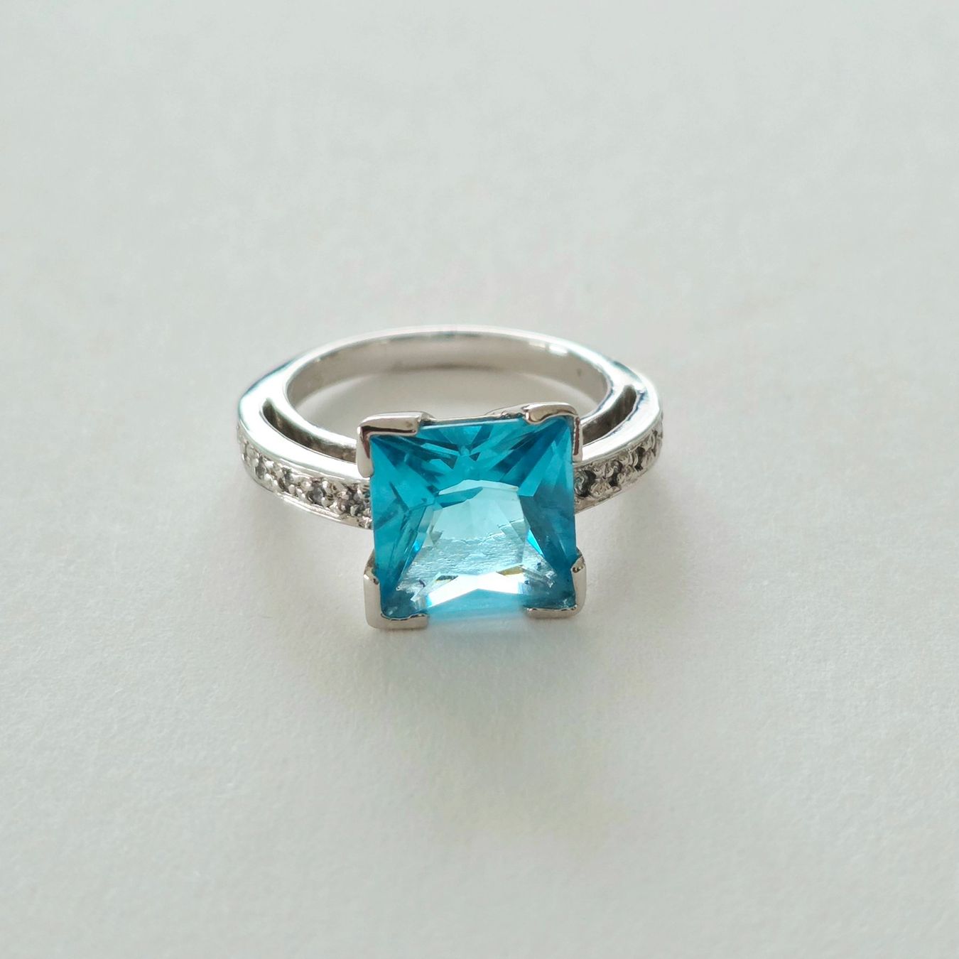 Anelli: Klassischer Solitär Silberring 925 mit hellblauem Topas- NEU – Nuovo e nell'imballaggio originale da Uetikon am See venduto da Coralreef 2