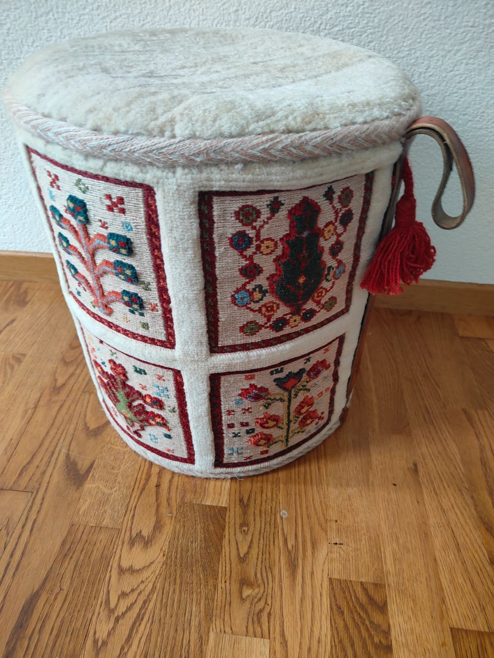 Hocker: Vintage Hocker / Sitzhocker mit Teppichmuster, Top Zustand! – Gebraucht aus Olten von Mezopotamya 1