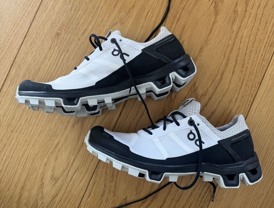 On Scarpe da donna: NEU: black & white On Cloud Schuhe -> trail running Gr. 38 – Nuovo (secondo la descrizione) da Rothrist venduto da 7Engelslocken 1