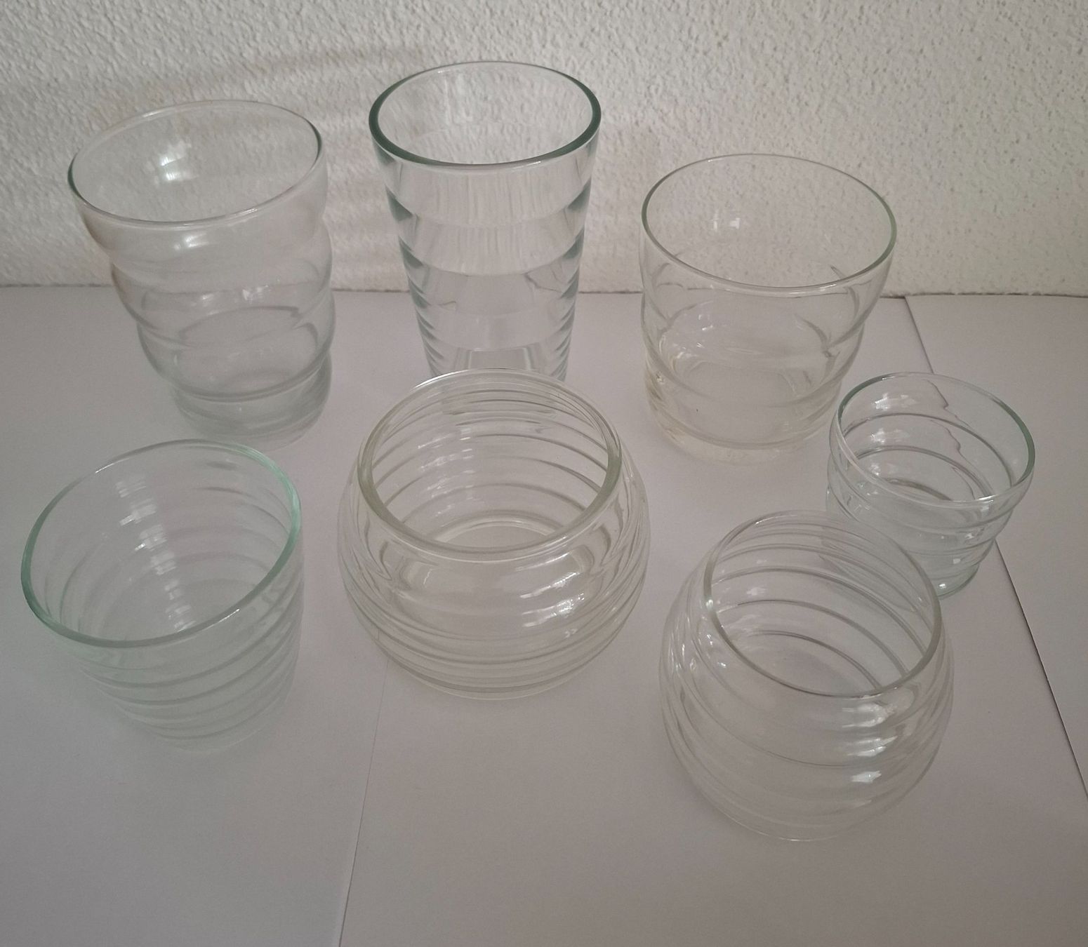 Bicchieri: 7 Gläser oder Vasen aus Glas mit Rillenmuster ca. 1960-1980 – Usato da Rothrist venduto da Clanx