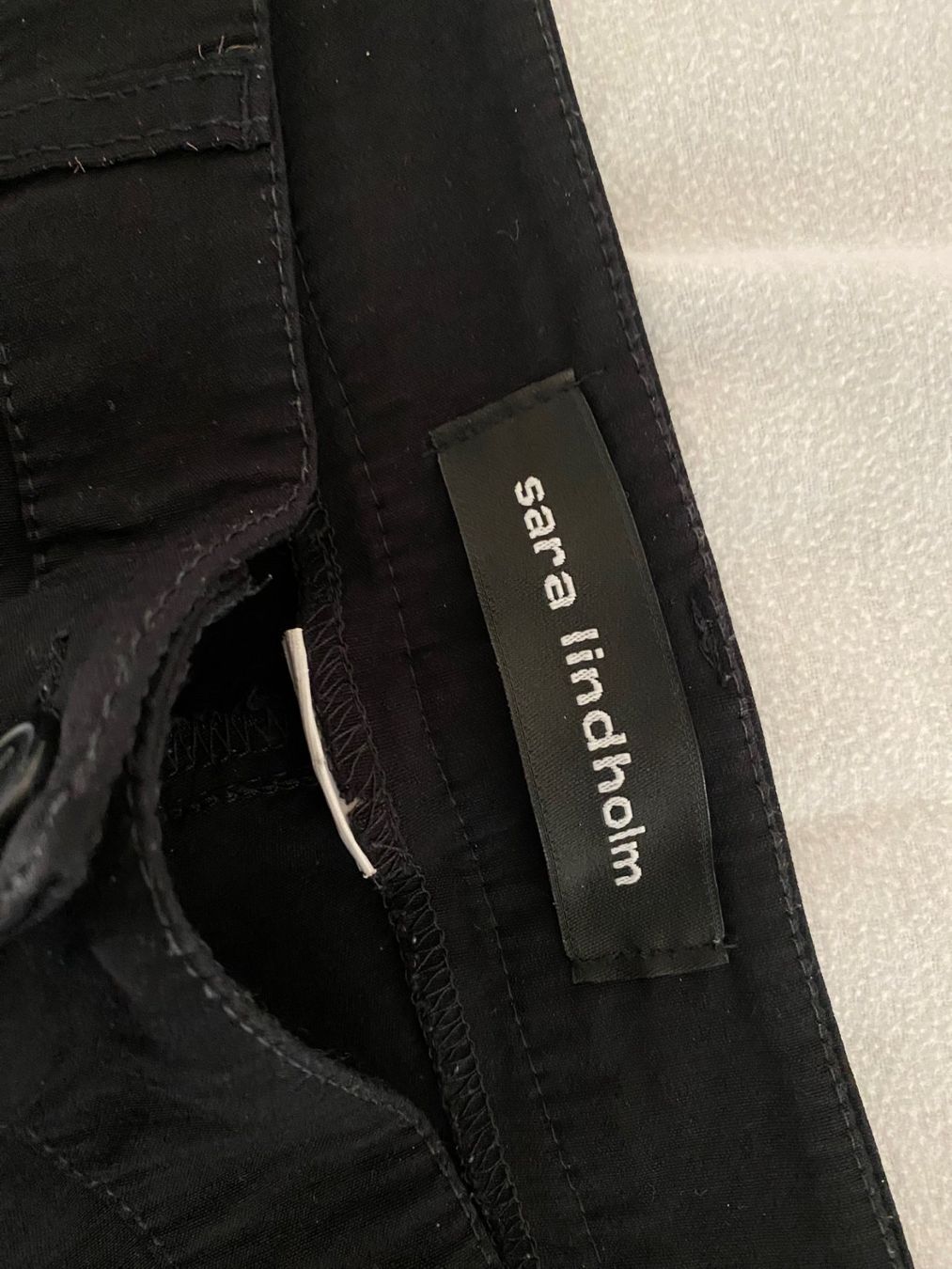 Pantaloni: sara lindholm Stretchhose schwarz – Usato da Allenwinden venduto da Obalu 1