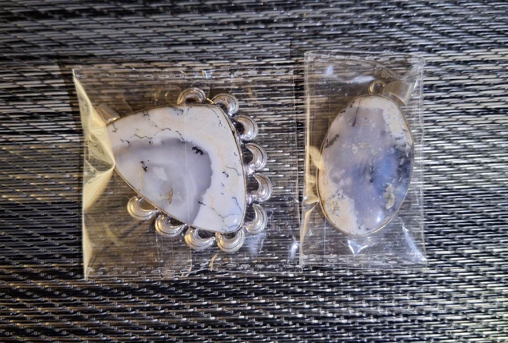 Ciondoli: a vendre pendentif – Nuovo e nell'imballaggio originale da Estavayer-le-Lac venduto da dor_q6y8
