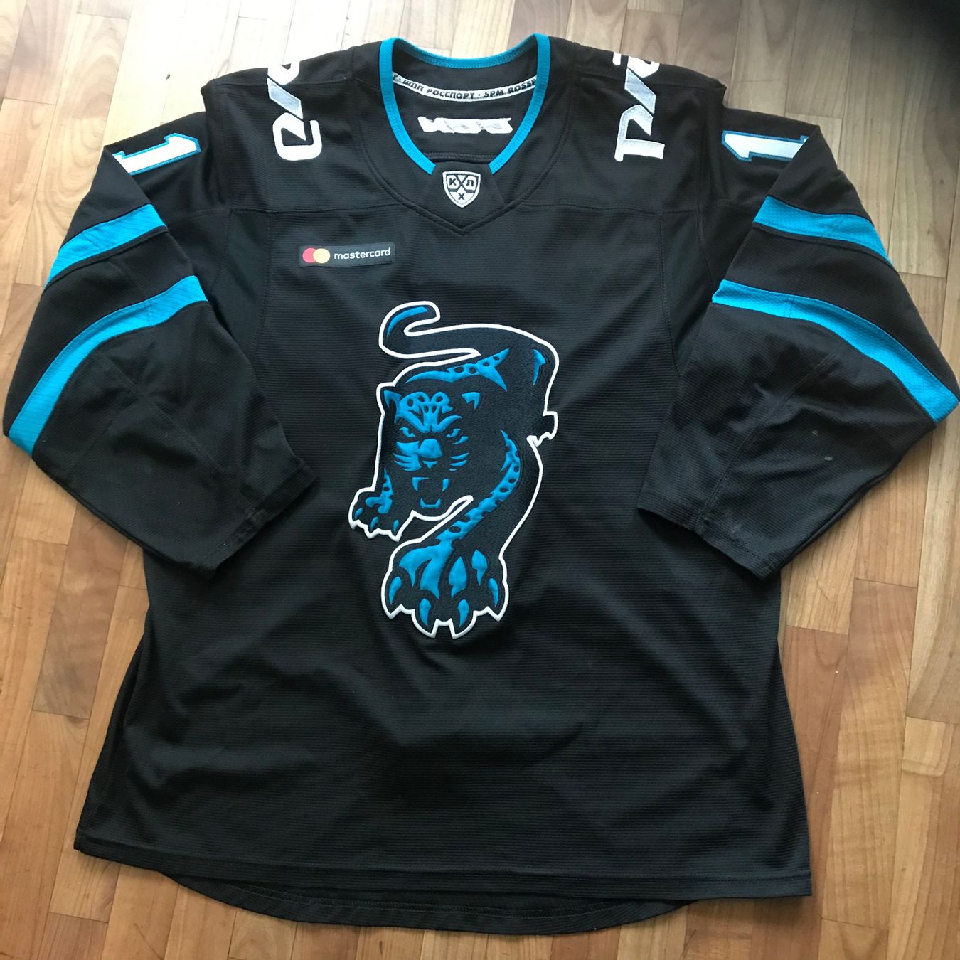 Gameworn Canottiere & Pantaloni: Sochi 2020-21 Dmitri Kolgotin game worn – Usato da Bern venduto da Myloulou