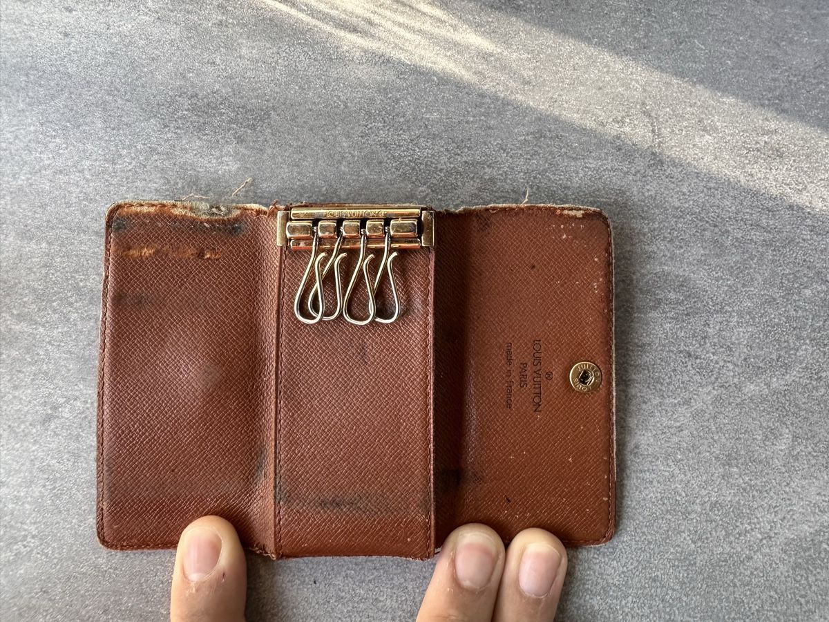 Louis Vuitton Portachiavi: Pochette clés Louis Vuitton Monogram usagé 4 crochets – Usato da Le Lignon venduto da Latenterouge 6