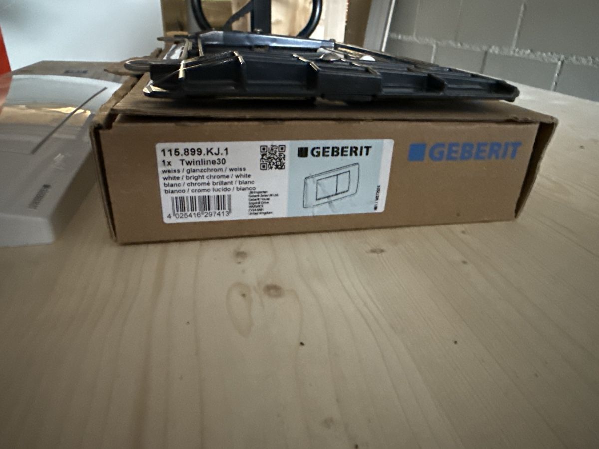 Geberit WC: Geberit Twinline30 Spuelplattengarnitur Glanzchrom neu – Gebraucht aus Effretikon von a.husejni01 1