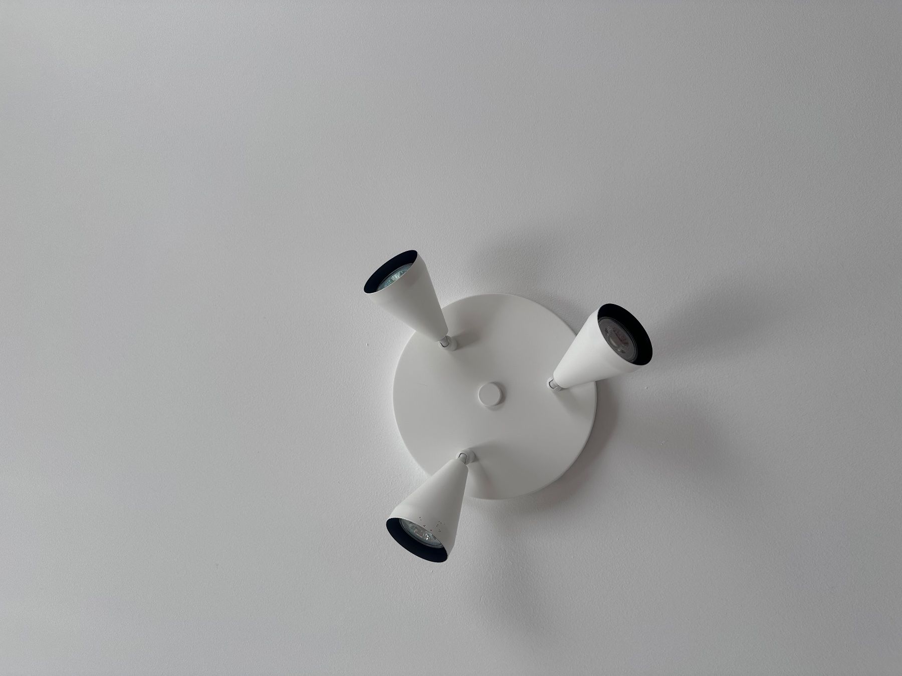 Ikea Lampadari & plafoniere: Deckenleuchte Spots Weiss 3-flammig – Usato da Schaffhausen venduto da sil_5jz9 1