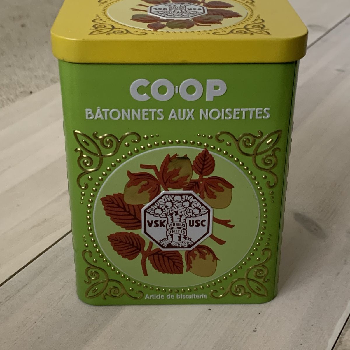 Coop Tutte le decorazioni: Coop Nostalgie Blechdose Jubiläumsdesign Nuss-Stängeli – Usato da Hinteregg venduto da GARANTA