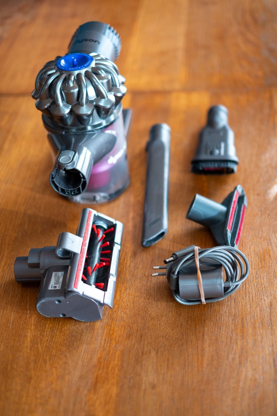 Dyson Aspirapolveri & Accessori: Dyson V6 Trigger Plus Handstaubsauger mit Zubehör – Usato da Basel venduto da Richardo_Basler 1