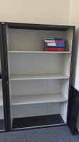 Schwarzer Metall-Büroschrank / Aktenschrank mit Schloss und