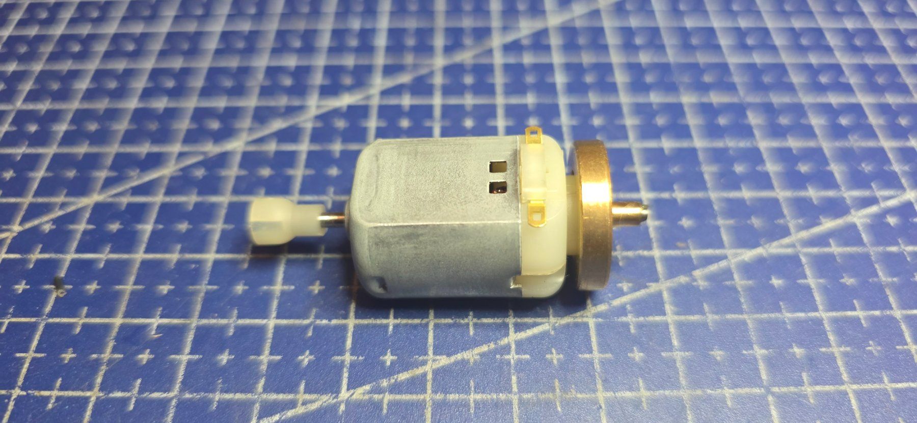 Märklin Modelleisenbahnen: MÄRKLIN 137115 MOTOR KOMPLETT – Gebraucht aus Hochfelden von Danizh0
