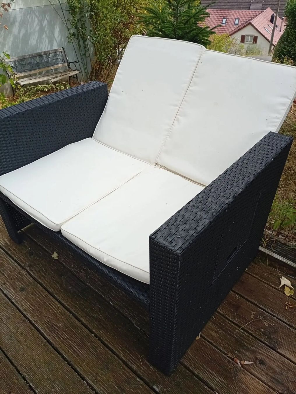 Sofas: Gartensofa Polyrattan schwarz mit weissen Polstern – Defekt aus Bretzwil von Siegu 1