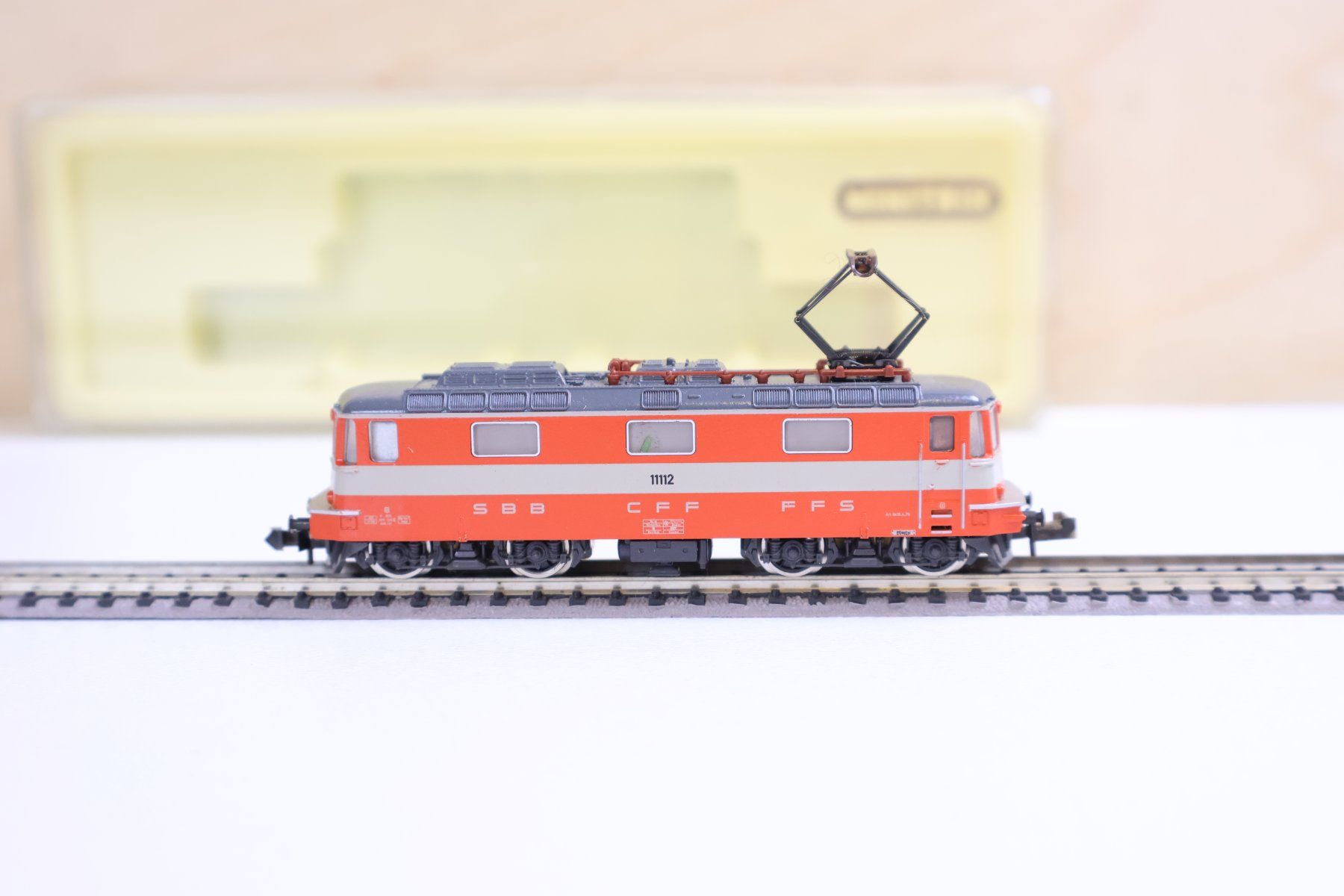 Trix Modellini di ferrovie: Minitrix Swiss Express Re 4/4 E-Lok - 2976 Spur N – Usato da Winterthur venduto da Monstera 2