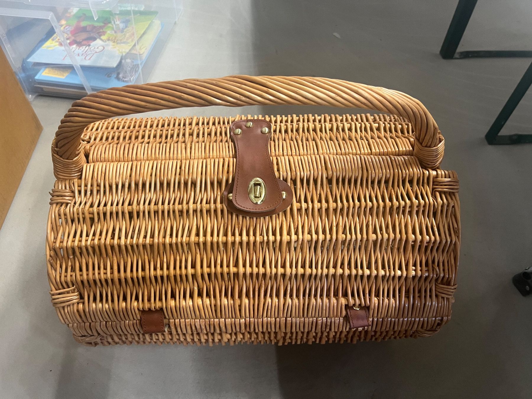 Sonstiges für Haushalt & Wohnen: Picknick Korb (neu) mit Decke, Teller, Besteck – Neu (gemäss Beschreibung) aus Bellach von Fschoenbaechler 1