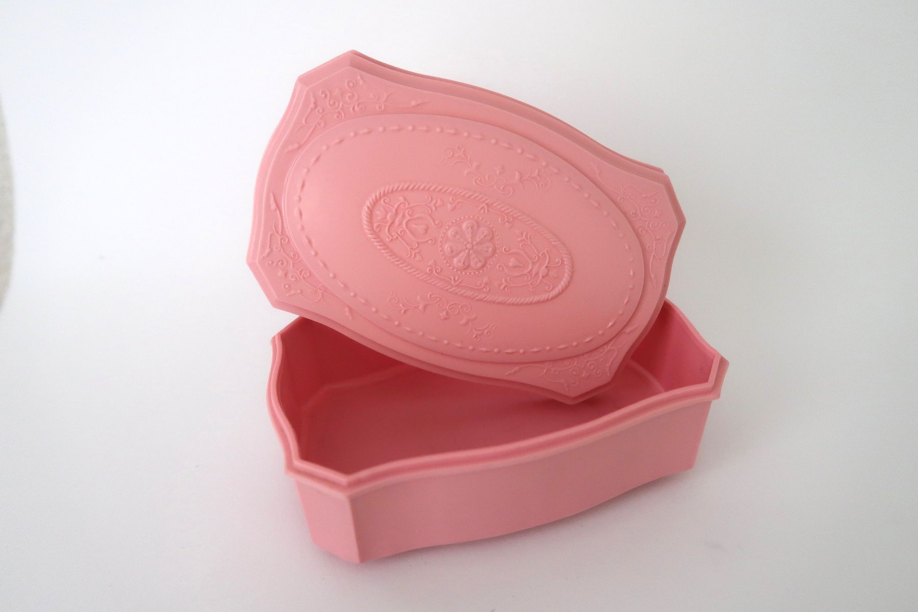 Barattoli: Boîte ancienne bakélite rose style rococo 💝 – Usato da Champlan venduto da Cjayretro