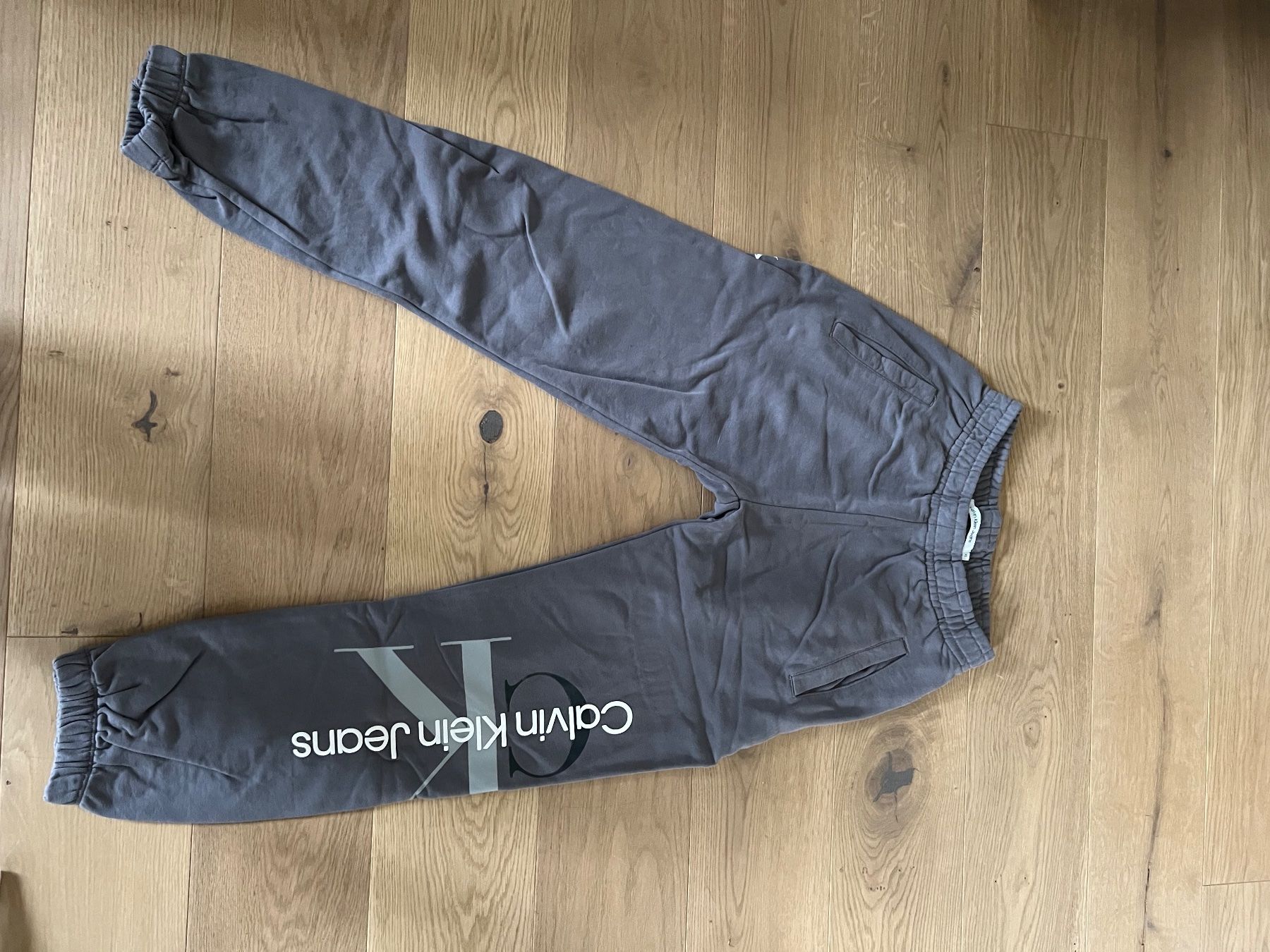Calvin Klein Lotti di vestiti: Calvin Klein Trainerhose + Pulli – Nuovo (secondo la descrizione) da Lufingen venduto da des_9gd8