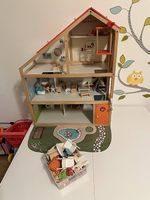 Puppenhaus aus Holz mit viel Zubehör