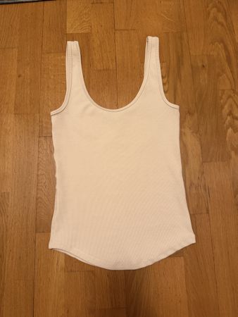 Basic Top von Zara. Grösse S. Neu. Nie getragen. 