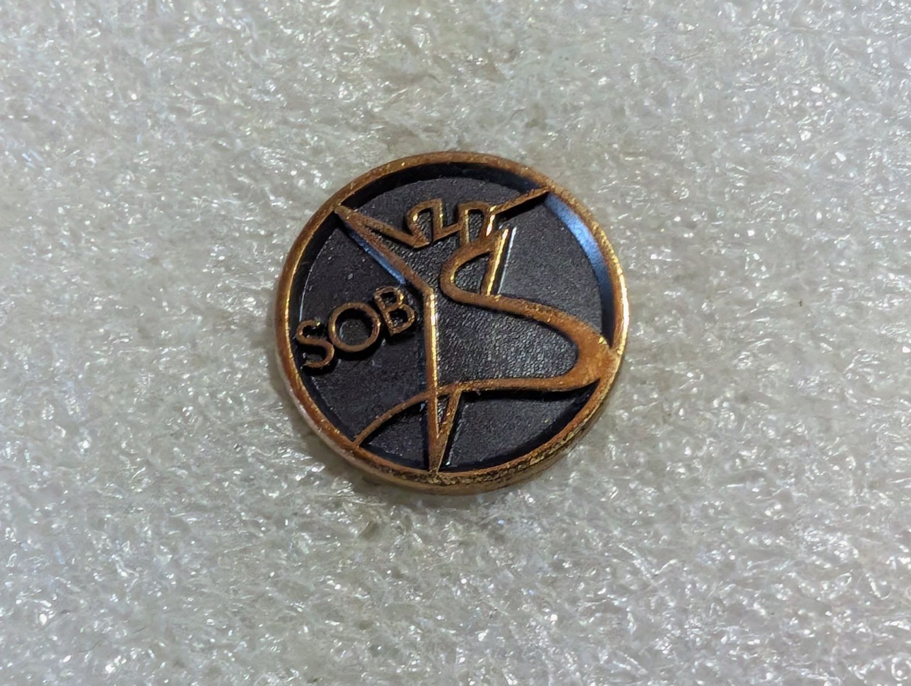 Placchette & Badge: Ansteckpin 133: SOB – Usato da Oppligen venduto da Pin-Fall-Shop