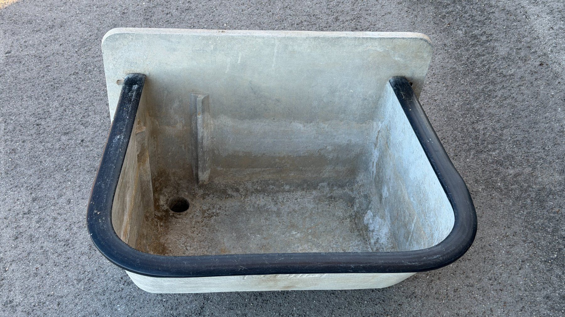 Spülbecken & Waschbecken: Grosser und massive Waschtrog für Waschküche oder Stall – Gebraucht aus Huttwil von Thoste