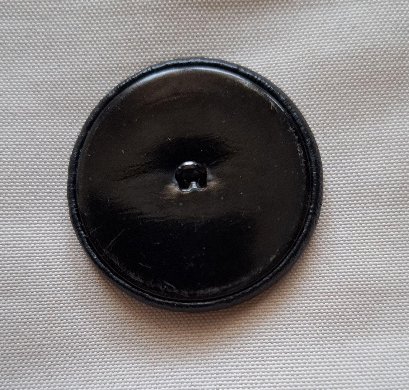 Toutes les décorations: Schwarzer Lederknopf oder Lederimitat, 38 mm. – D'occasion à Dietikon par Hirschkopf 1