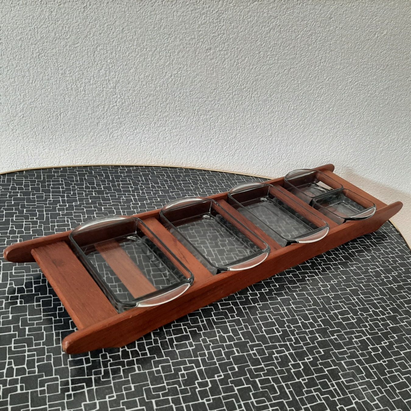 Holmegaard Servierplatten: Mid Century 60er Digsmed Teak Tablett Holmegaard Rauchglas – Gebraucht aus Erschwil von Karabella