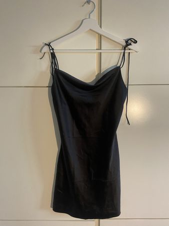 Schwarzes Satin Sommerkleid Grösse S Brandy Melville