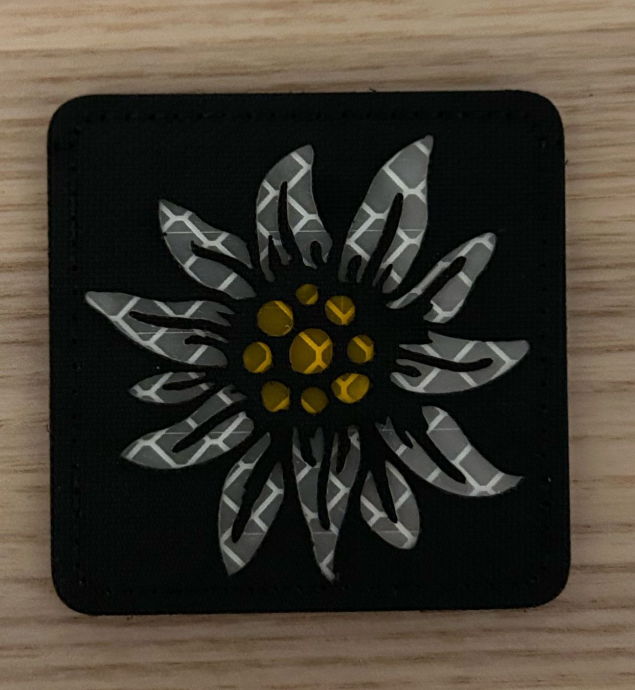 Placchette & Badge: Badge Edelweiss Gebirgsjäger – Nuovo e nell'imballaggio originale da Geuensee venduto da M1812