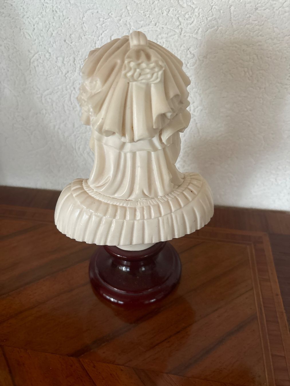 Statuette: Alabaster  Damenbüste Büste mit Marmor Sockel emailiert – Usato da Thun venduto da Studi1974 2