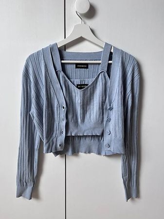 Hellblaue Strickjacken Sett
