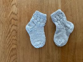 Handgestrickte Babysocken Grau Fusslänge 10 cm - Gr. 16/17