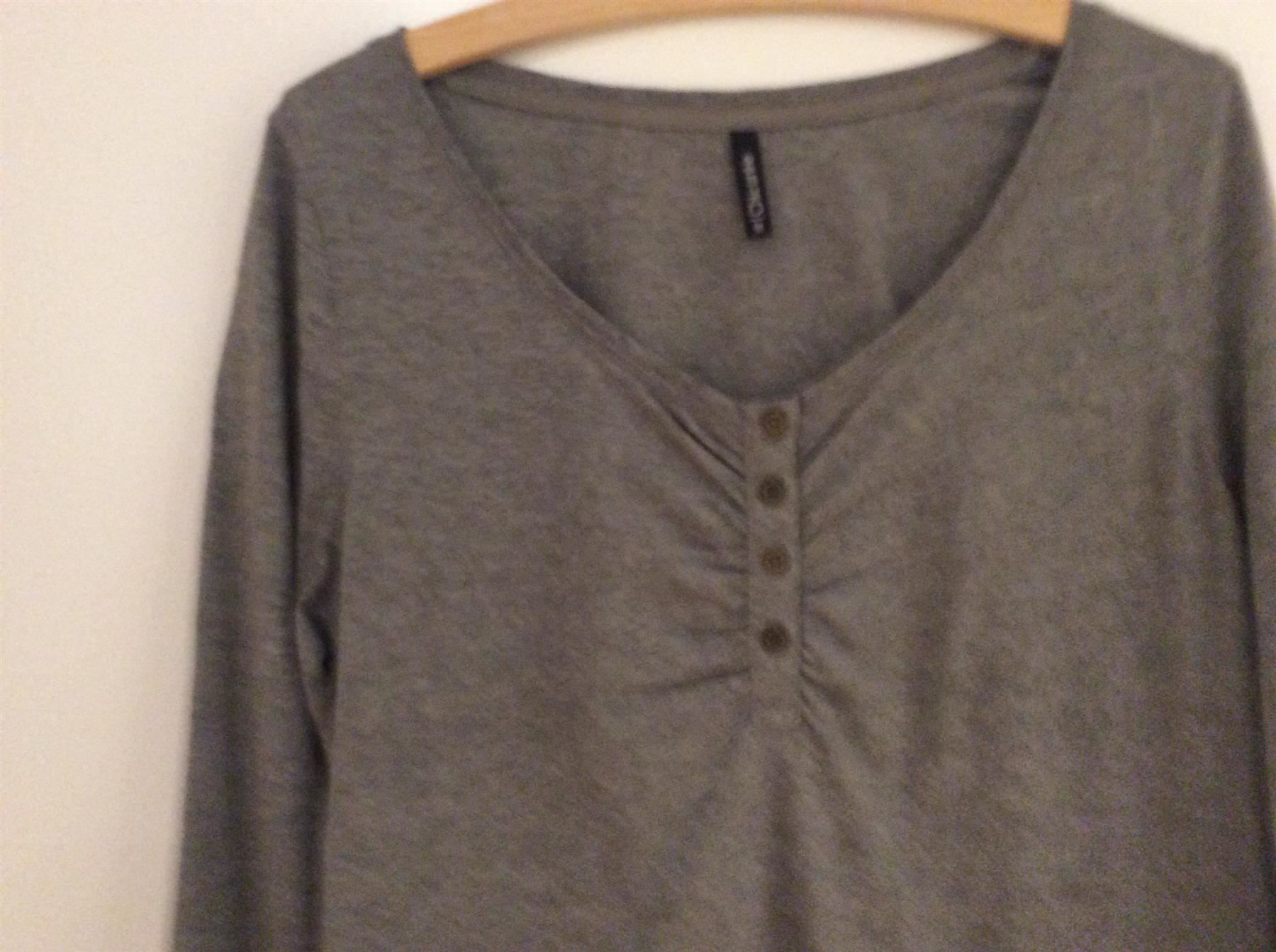 T-shirt: Sweatshirt Gr. M grau nie getragen – Nuovo (secondo la descrizione) da Wetzikon ZH venduto da Laube02 1