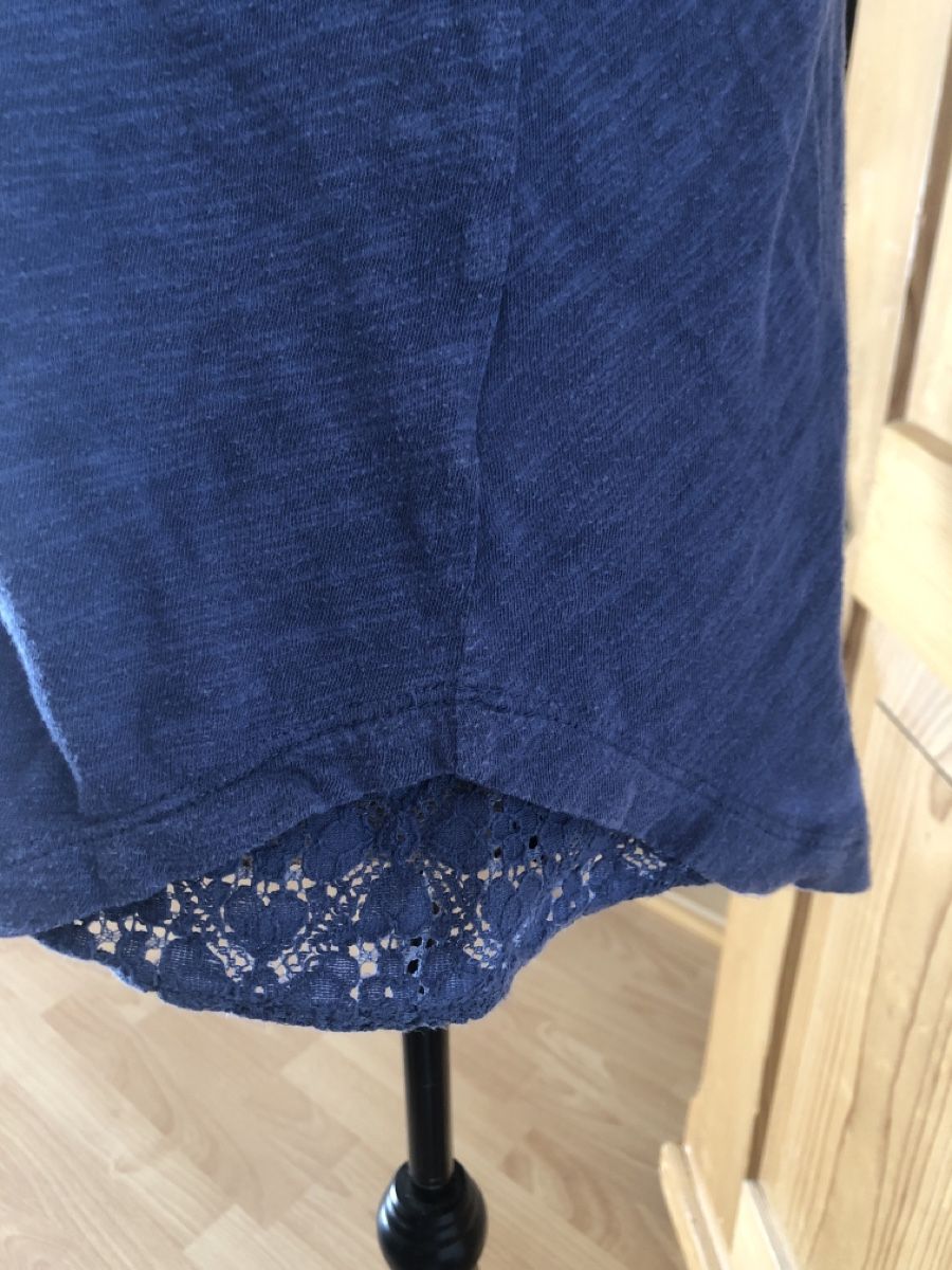T-shirt: T-Shirt bleu avec dentelle – Usato da Biel/Bienne venduto da Lianumi 1