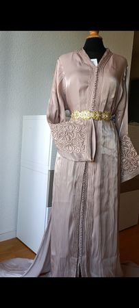 Robe caftan beige avec deux pièces neuf jamais porté 