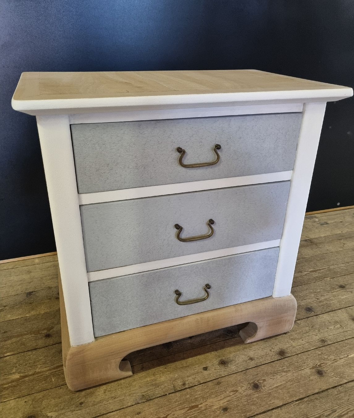 Comodini: Nachttisch/Kommode Holz/weiss Shabby Chic, 3 Schubladen – Usato da Wil SG venduto da optimus07 2