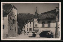 Cressier, Ortspartie mit Durchgang und E