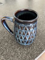 Schöne Vase mit Henkel, dunkelblau/-braun