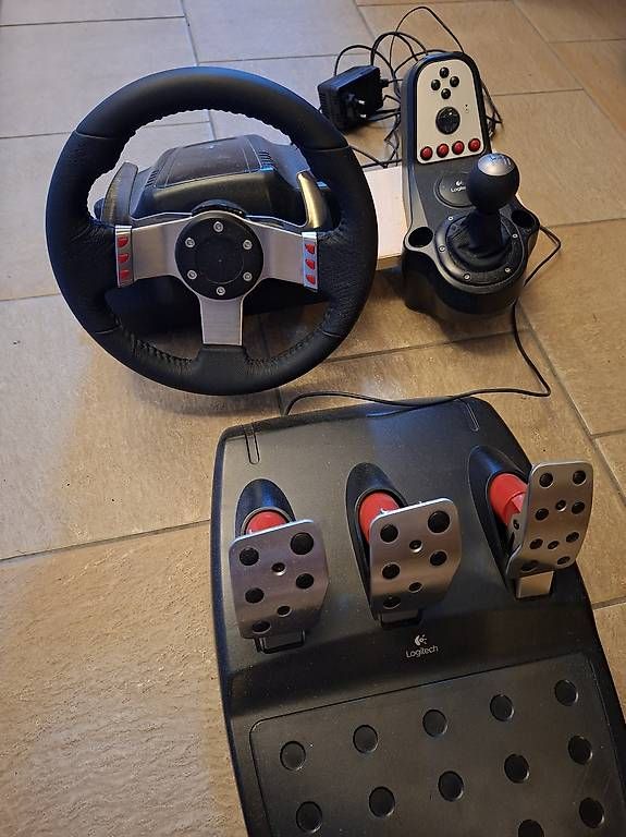 Logitech Controller: Logitech G27 Racing Wheel and Pedal Set – Gebraucht aus Waltenschwil von Cassie11