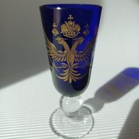 GLAS.  Sehr schönes Blau mit graviertem Doppeladler.