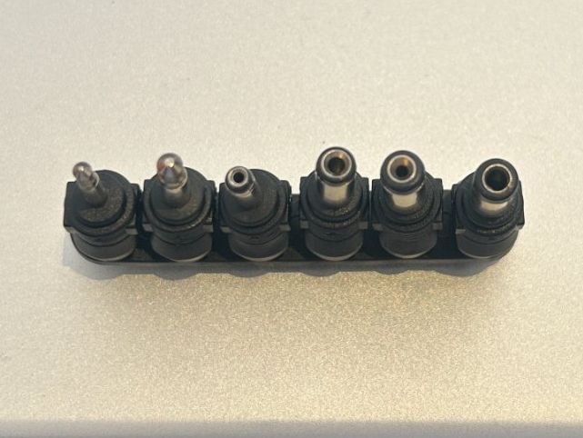 Laufwerke & Adapter: Set connettori intercambiabili per alimentatori universali – Gebraucht aus Camorino von c_raf