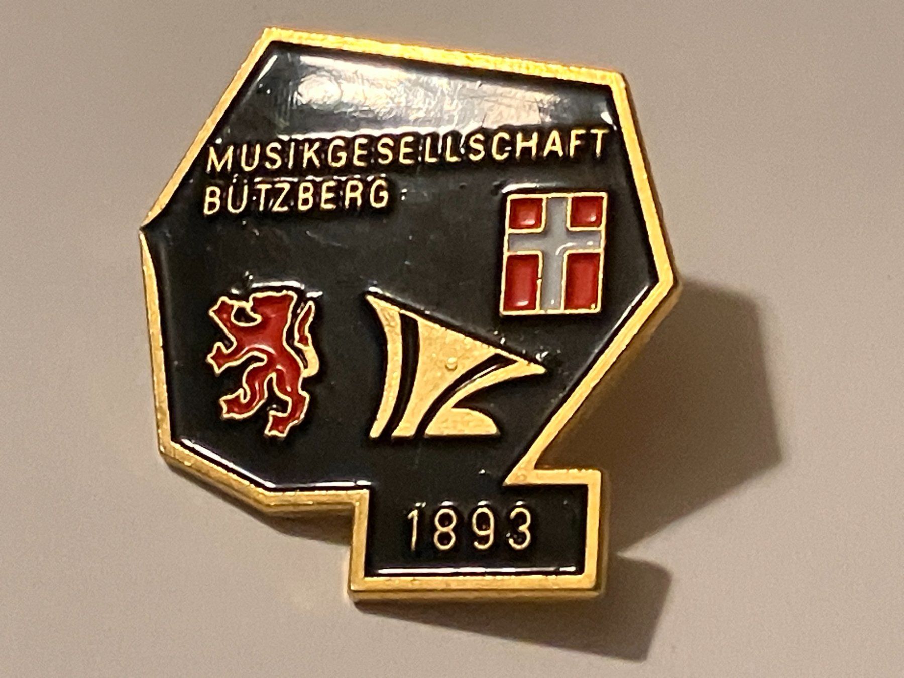 Placchette & Badge: 1 Pin Musikgesellschaft Bützberg – Usato da Basel venduto da djwwpp