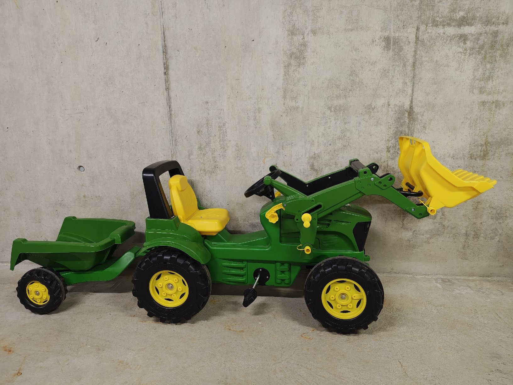 John Deere Véhicules pour enfants: Kindertraktor mit Frontlader und Anhänger John Deere – D'occasion à Liebefeld par Mella_2017 2