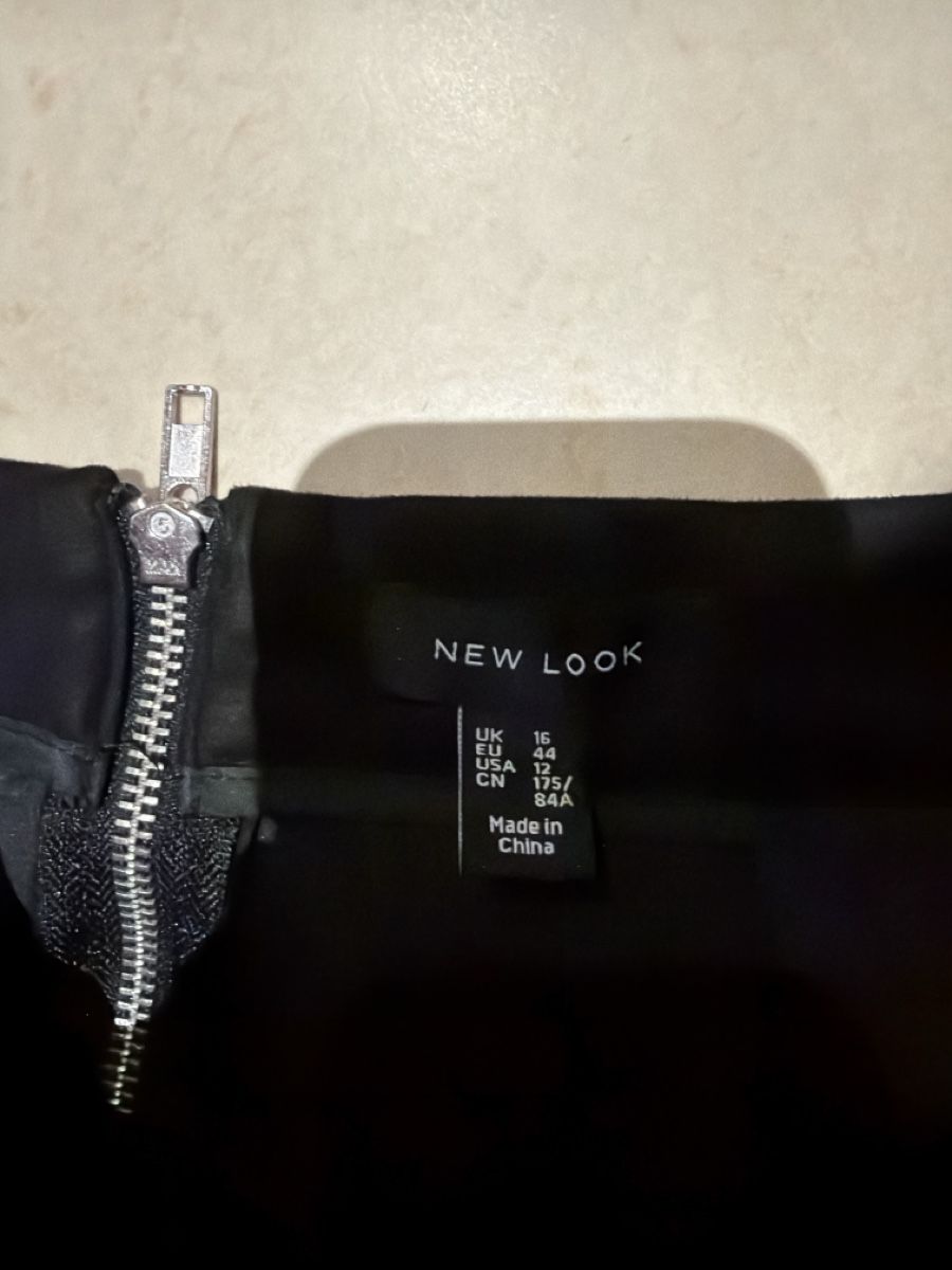 New Look Röcke: Schwarzer Minirock mit weissem Blumenmuster - Gebraucht – Gebraucht aus Verscio von Aeon_novA 2